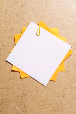 ahşap arka plan üzerinde boş kağıt yaprakları