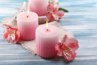 ahşap zemin üzerine çiçekli güzel mumlar