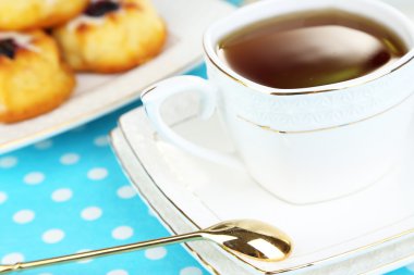 çay tablo yakın çekim üzerinde tatlı hamur işleri ile