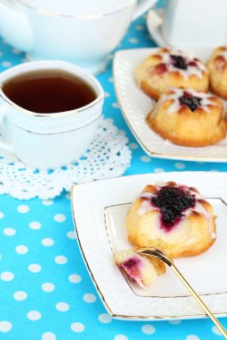 çay tablo yakın çekim üzerinde tatlı hamur işleri ile