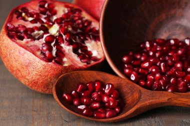 Tahta zemin üzerinde olgun narlar