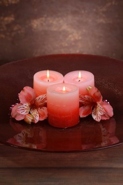 Güzel mumlar ile masaya kahverengi zemin çiçek