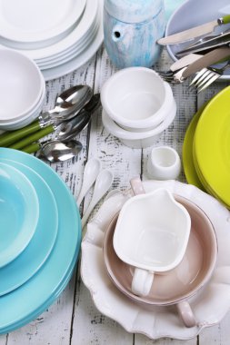 ahşap masa üzerinde farklı yemek takımı
