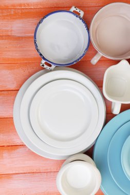 ahşap masa üzerinde farklı yemek takımı