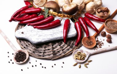 farklı baharatlar ile üzerine beyaz izole boş kesme tahtası