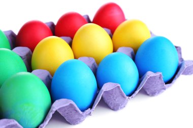 tepsi üzerinde beyaz izole renkli Paskalya yumurtaları