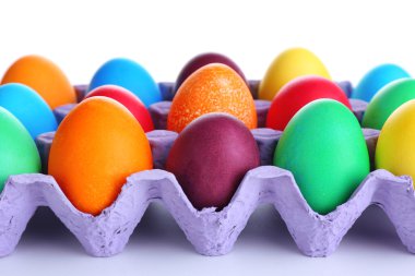 tepsi üzerinde beyaz izole renkli Paskalya yumurtaları