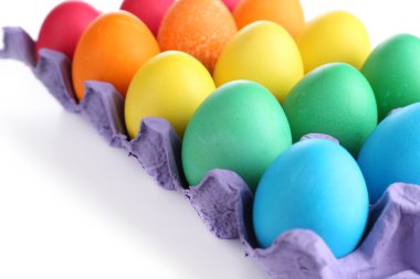 tepsi üzerinde beyaz izole renkli Paskalya yumurtaları