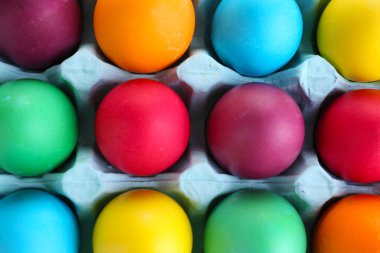 renkli Paskalya yumurtaları içinde tepsi yakın çekim