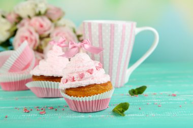 lezzetli fincan kek krem mavi ahşap tablo