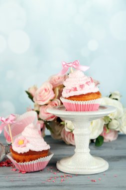 lezzetli fincan kek krem gri ahşap tablo