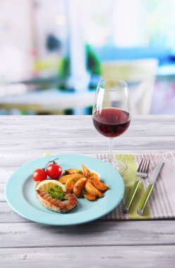 ızgara biftek, ızgara sebzeler ve patates adet tablo, parlak zemin üzerine kızarmış