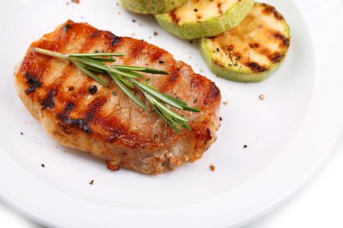 ızgara biftek ve ızgara sebzeler üzerinde beyaz izole