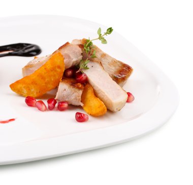 kızarmış patates parçaları ve plaka üzerinde beyaz izole, nar taneleri ile ızgara et