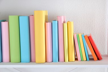 kitap raf yakın çekim
