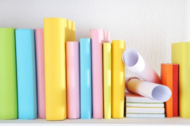 kitap raf yakın çekim