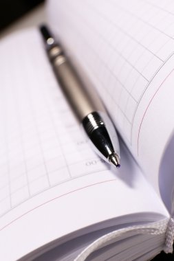 Açık kitap kalem, yakın çekim