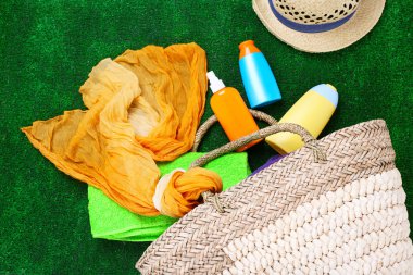 hasır çanta ile renkli atkı