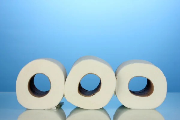 Rouleaux de papier toilette sur fond bleu — Photo