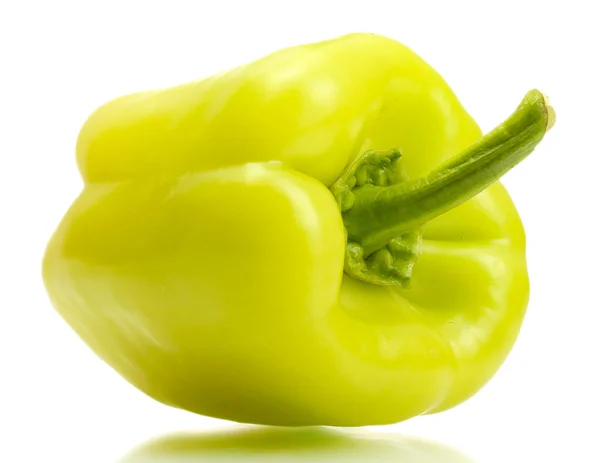 Verse groene paprika geïsoleerd op wit — Stockfoto