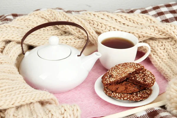 Cup and teapot with cookies — Stock Photo, Image