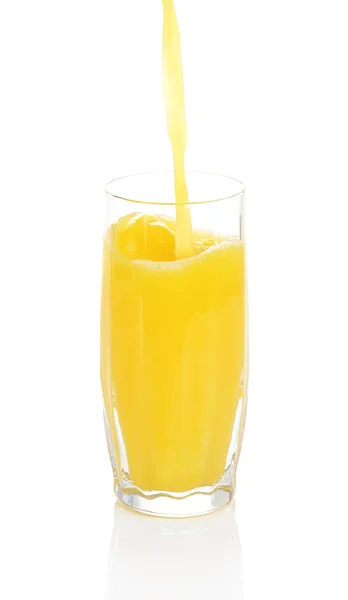 Suco derramando em vidro — Fotografia de Stock