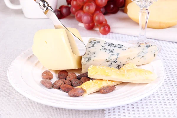Assorted cheese plate — Stock Photo, Image