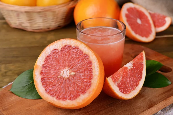 Ripe grapefruit with juice — Stock Photo, Image