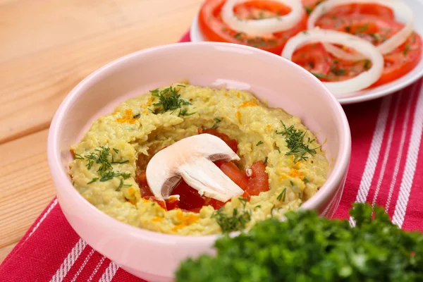 Ciotola di gustoso hummus fresco — Foto Stock