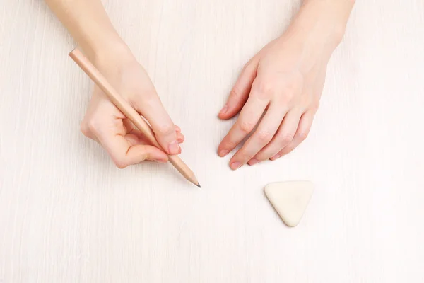 Menschliche Hände mit Bleistift — Stockfoto