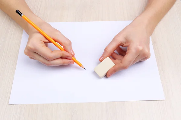 鉛筆を持つ人間の手 — ストック写真