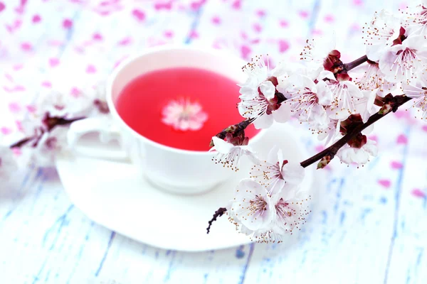 Té fragante con ramas florecientes —  Fotos de Stock