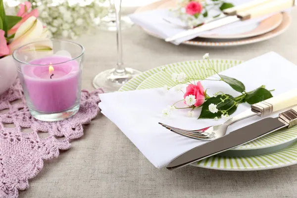 春の花とテーブル設定をクローズ アップ — ストック写真