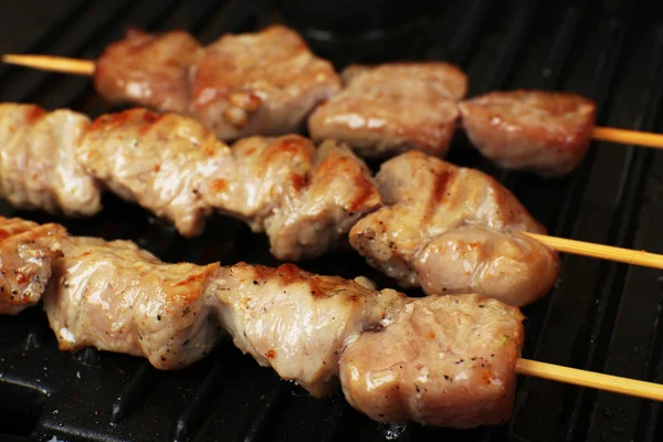 Vepřový kebab na grilu zblízka — Stock fotografie