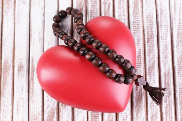 Sydän rukousnauha helmiä puinen tausta — kuvapankkivalokuva