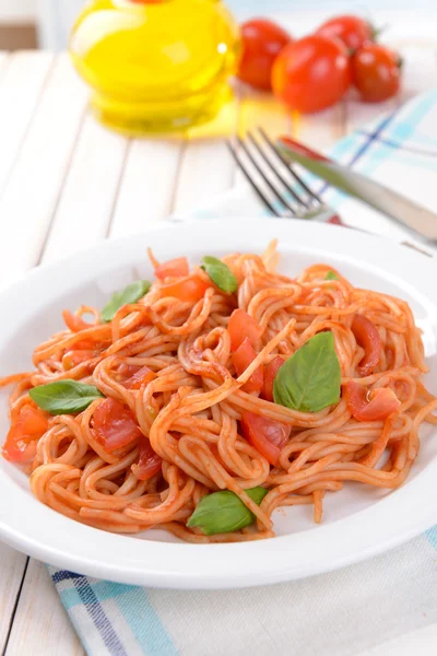 Massa com molho de tomate no prato na mesa close-up — Fotografia de Stock