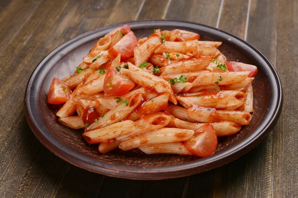 Pasta con salsa de tomate en el plato en primer plano de la mesa —  Fotos de Stock