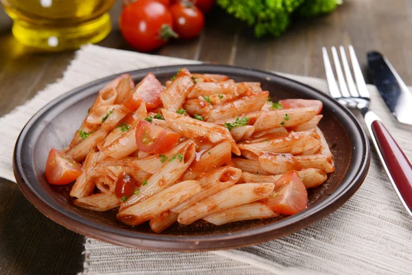 Tablo yakın çekim üzerinde tabakta domates soslu makarna — Stok fotoğraf