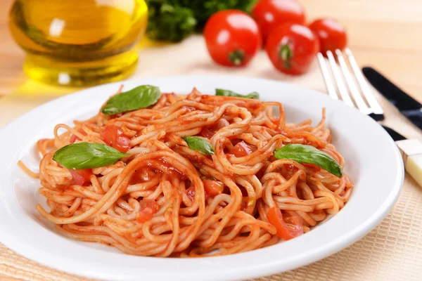 Těstoviny s rajčatovou omáčkou na štítku na tabulka detail — Stock fotografie