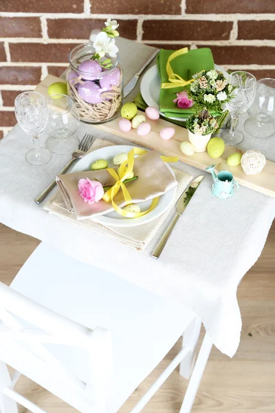 Hermoso ajuste de mesa de Pascua de vacaciones, sobre fondo brillante —  Fotos de Stock