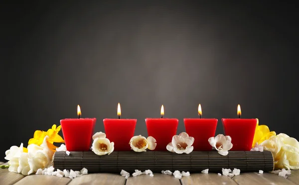 Hermosas velas con flores sobre fondo de madera —  Fotos de Stock