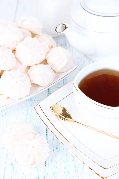 Kopje thee met schuimgebakjes op tabel close-up — Stockfoto