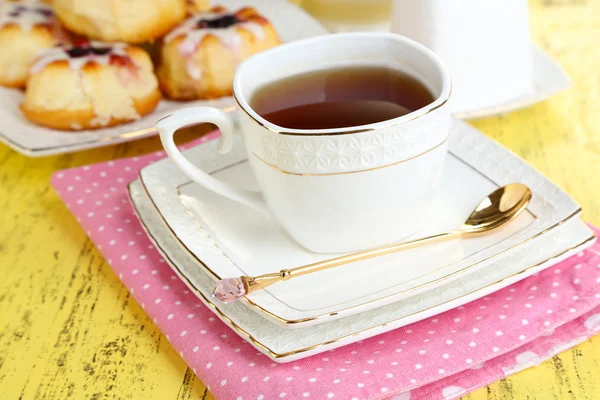 Cup of tea with sweet pastries on table close-up — Stock Photo, Image
