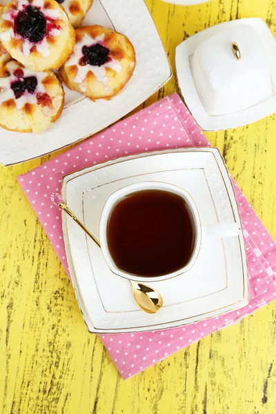 Cup of tea with sweet pastries on table close-up — Stock Photo, Image