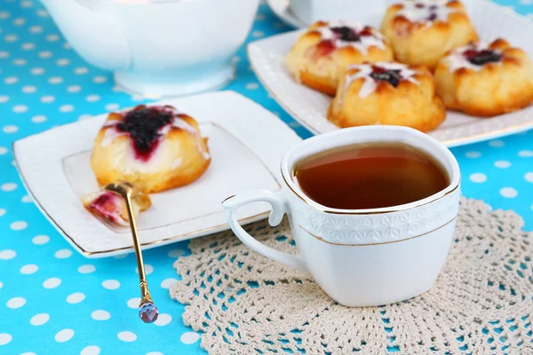 Tazza di tè con pasticcini dolci sul tavolo primo piano — Foto Stock