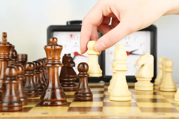 Mujer jugando ajedrez, de cerca — Foto de Stock