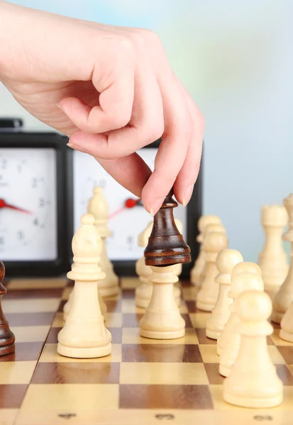 Mão pressionando o relógio de xadrez