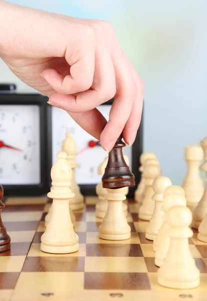 Mujer jugando ajedrez, de cerca — Foto de Stock