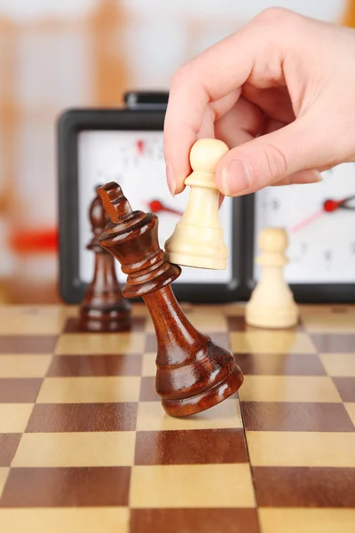 Mujer jugando ajedrez, de cerca — Foto de Stock