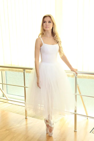 Beautiful balerina practicing in ballet class — Stock Photo, Image